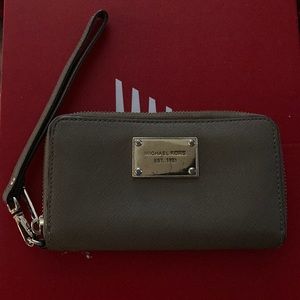 Michael kors wristlet